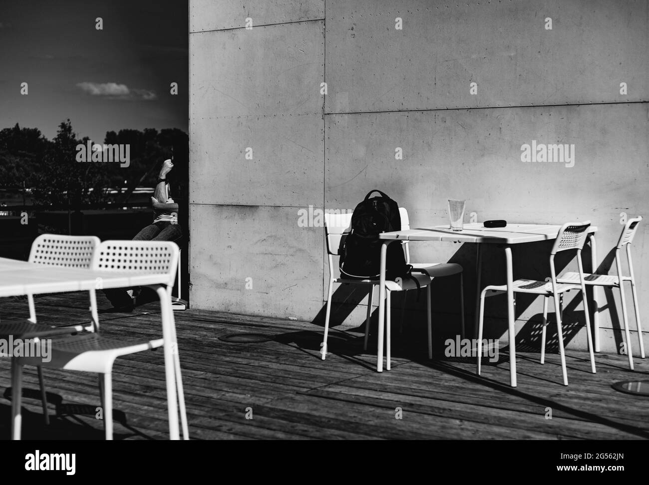 caffetteria all'aperto, fotografia monocromatica, ambiente urbano Foto Stock