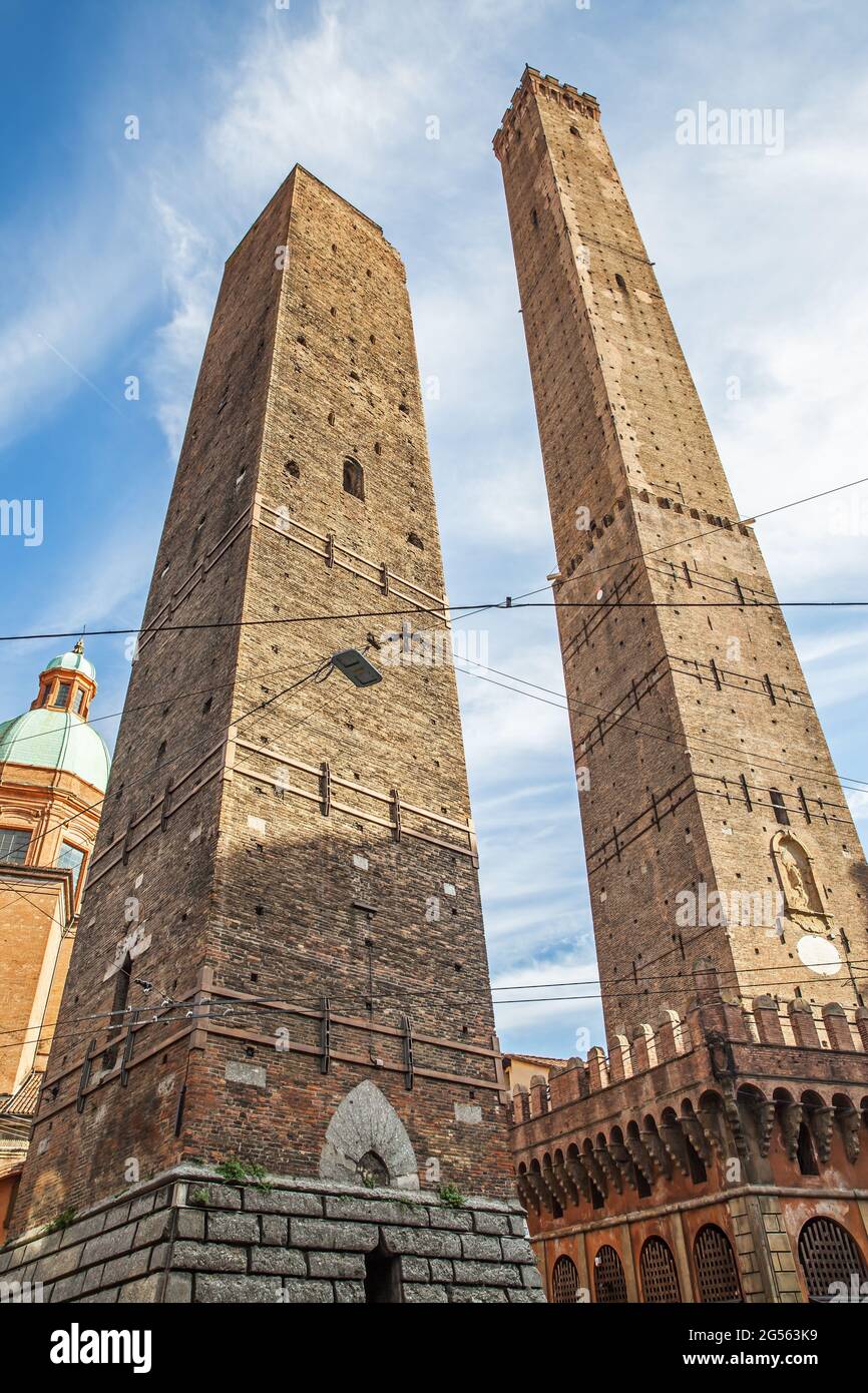 Asinelli e Garisenda a Bologna. Simbolo e simbolo della città Foto Stock