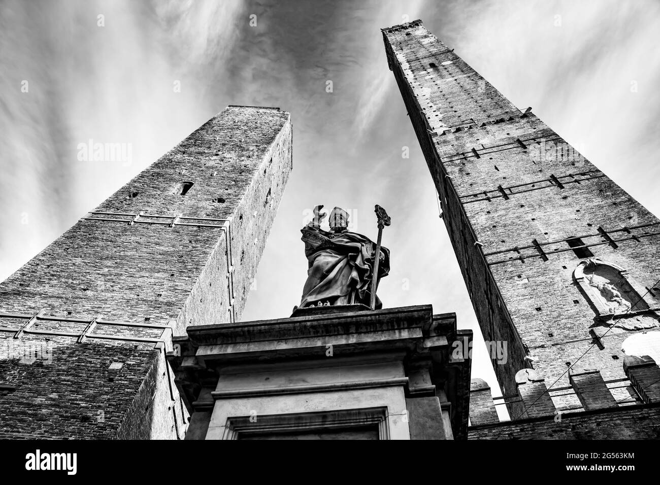 Famose torri medievali di Bologna e la statua di San Petronio. Fotografia urbana in bianco e nero, paesaggio urbano Foto Stock