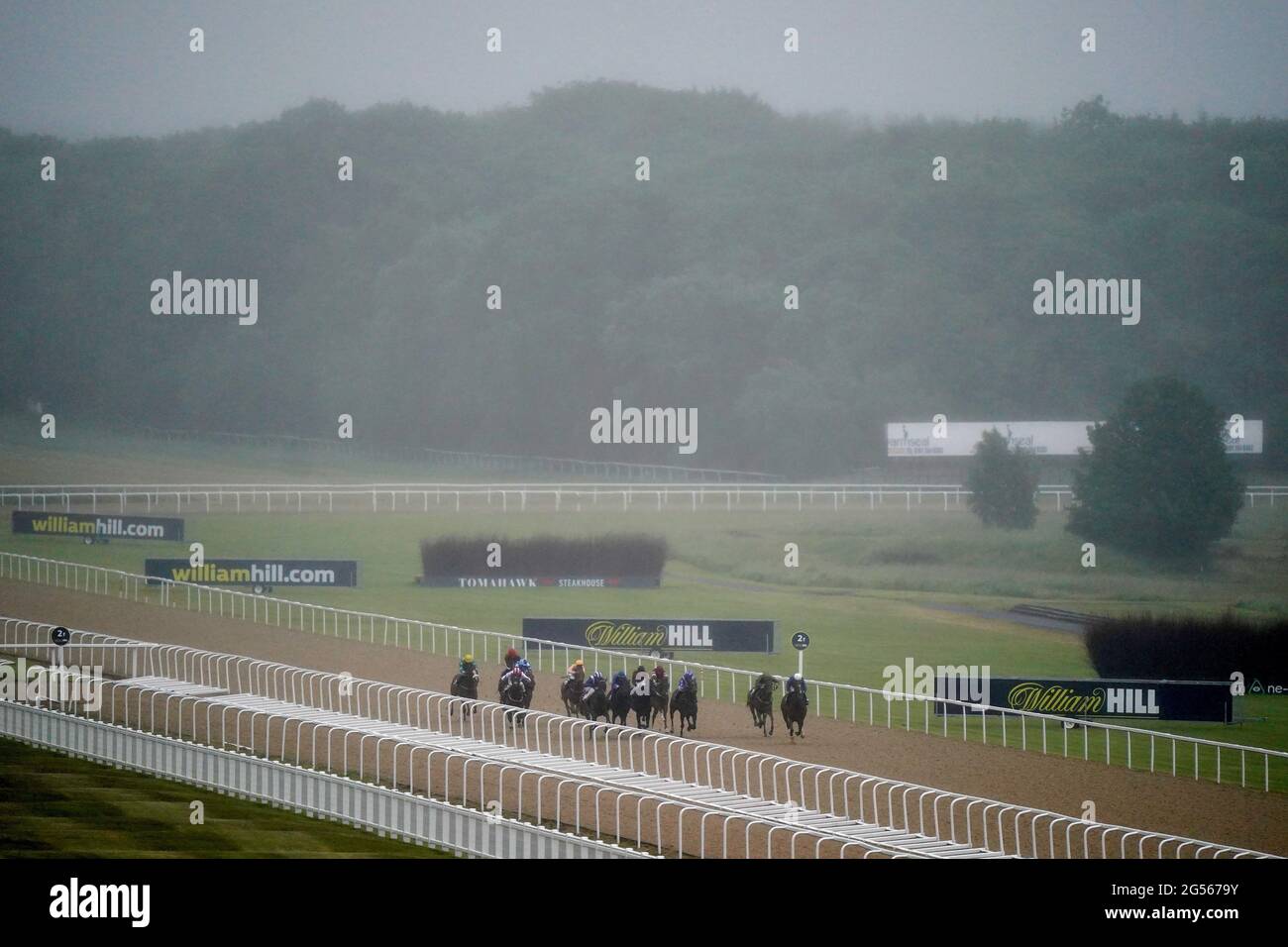 I corridori e i corridori nel Charles Murphy Wines il vostro fornitore locale Novice Stakes all'Ippodromo di Newcastle. Data immagine: Venerdì 25 giugno 2021. Foto Stock