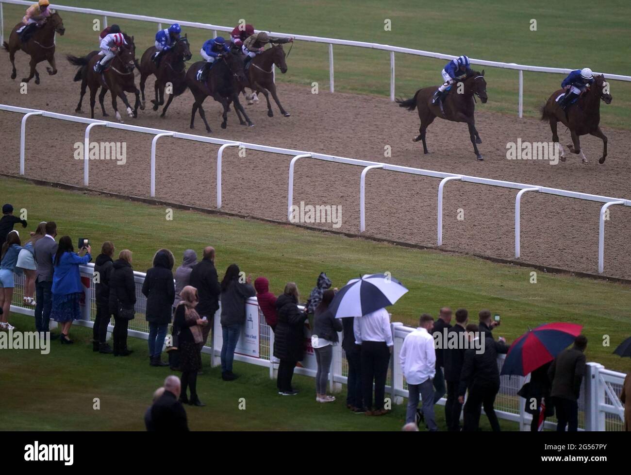 Tom Marquand guidando Silent Escape (a destra) sulla loro strada per vincere i vini Charles Murphy il vostro fornitore locale Novice Stakes all'Ippodromo di Newcastle. Data immagine: Venerdì 25 giugno 2021. Foto Stock
