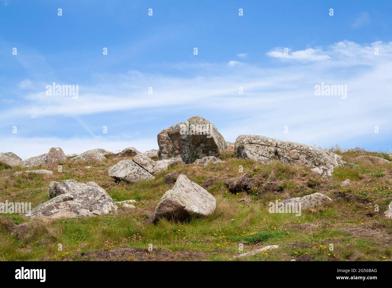 Paesaggio di grandi rocce in una remota prateria in una bella giornata di sole Foto Stock