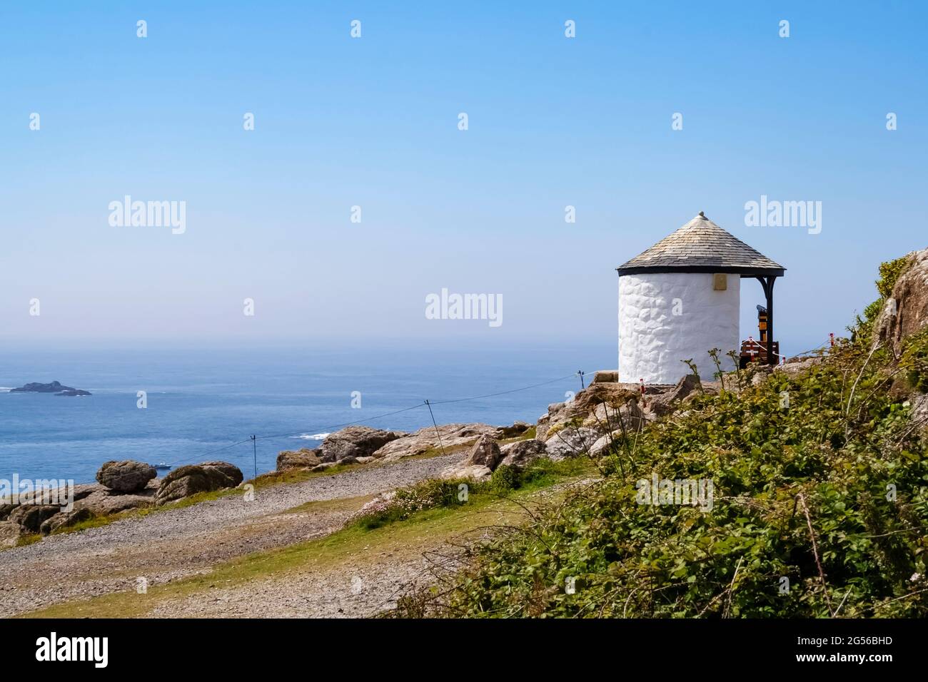 Punto di osservazione sulla Penwith Heritage Coast a Land's End, il punto più occidentale dell'Inghilterra Foto Stock