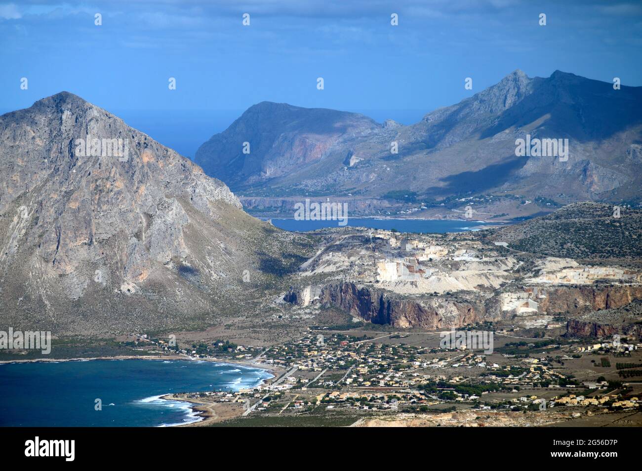 Vista della costa settentrionale della Sicilia vista da Erice, Italia. Foto Stock