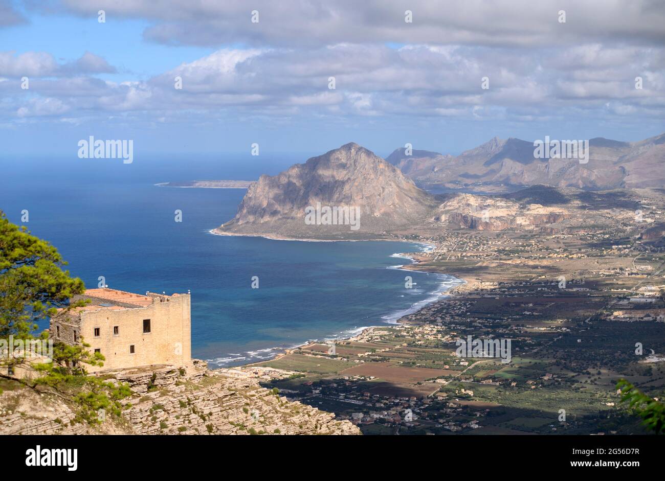 Vista della baia di Bonagia vista da Erice, Sicilia, Italia. Foto Stock