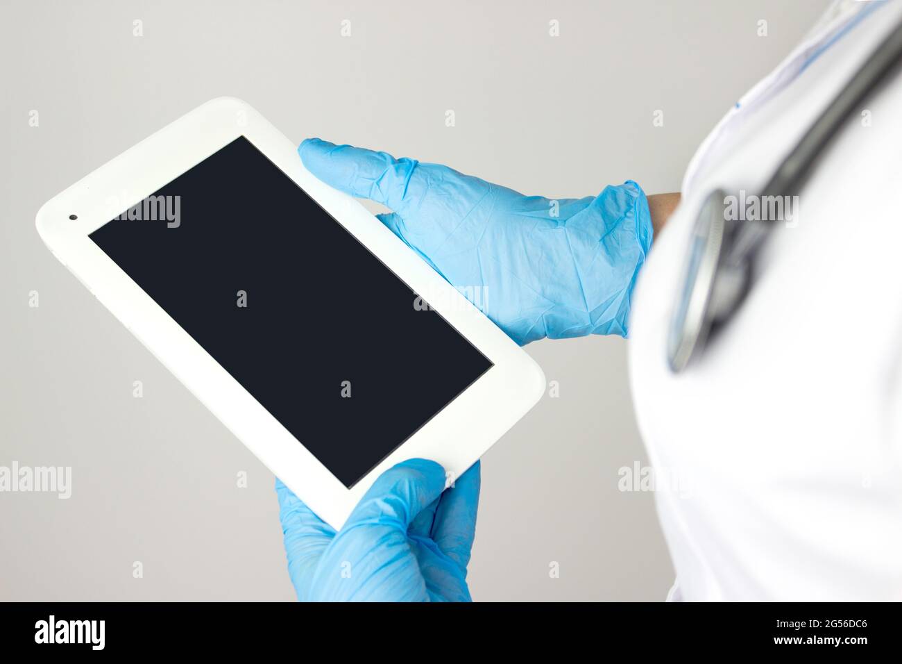 Il concetto di medicina e assicurazione sanitaria. Sanità e tecnologia. Medico che usa un tablet digitale con icona di rete medica su sfondo ospedaliero Foto Stock