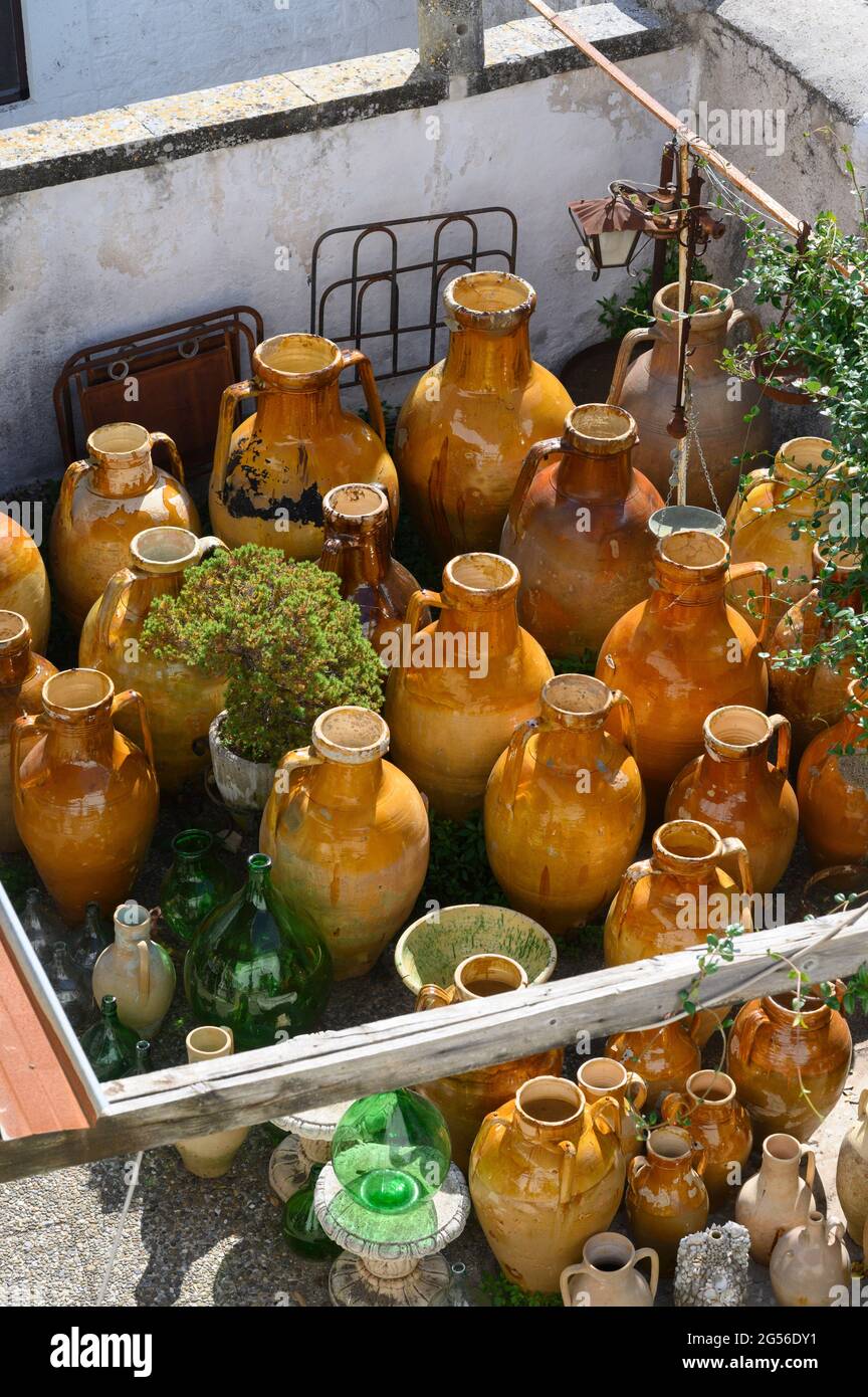 Vasi in ceramica ad Alberobello. Foto Stock