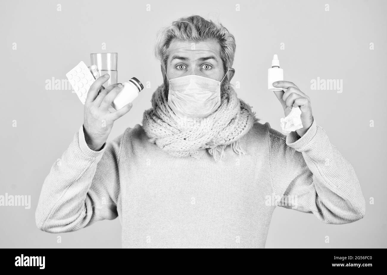 tutti i mezzi sono buoni. uomo pronto a prendere una pillola. uomo malato a casa. starnuti e tosse. uomo ha influenza, ha naso che cola. coronavirus dalla cina. uomo indossare Foto Stock
