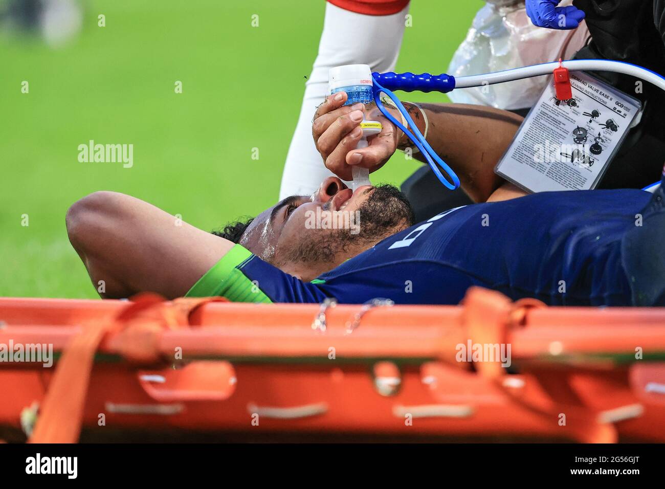 Hull, Regno Unito. 25 Giugno 2021. Darnell McIntosh (5) di Huddersfield Giants riceve gas e aria dopo un pregiudizio a Hull, Regno Unito, il 6/25/2021. (Foto di Mark Cosgrove/News Images/Sipa USA) Credit: Sipa USA/Alamy Live News Foto Stock