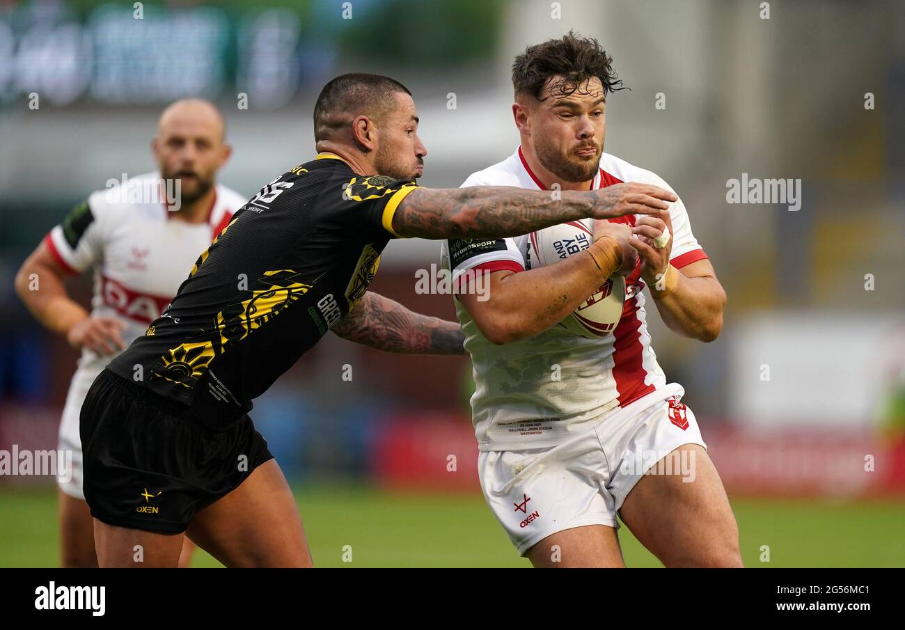 Nathan Peats (a sinistra) di Nations All Stars e Joe Philbin in Inghilterra in azione durante la partita all'Halliwell Jones Stadium di Warrington. Data immagine: Venerdì 25 giugno 2021. Foto Stock