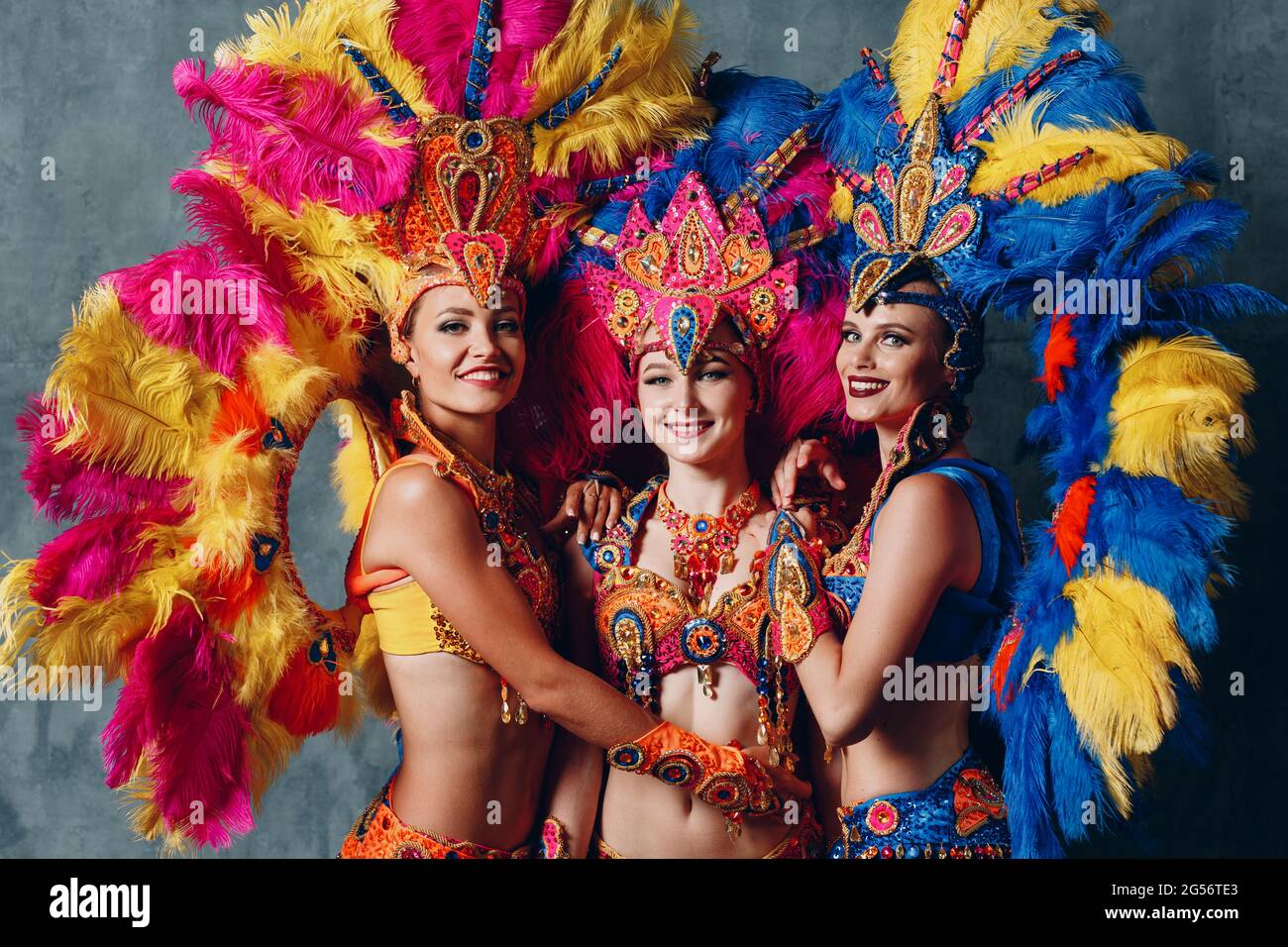 Tre ballerine femminili in costume brasiliano di carnevale samba con piume  colorate piumaggio Foto stock - Alamy
