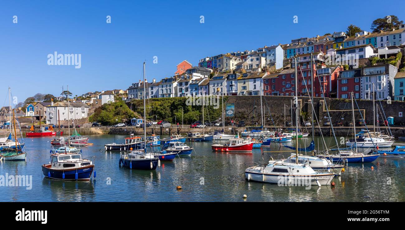 Case colorate che si affacciano sul porto interno di Brixham nel Devon sud. Foto Stock