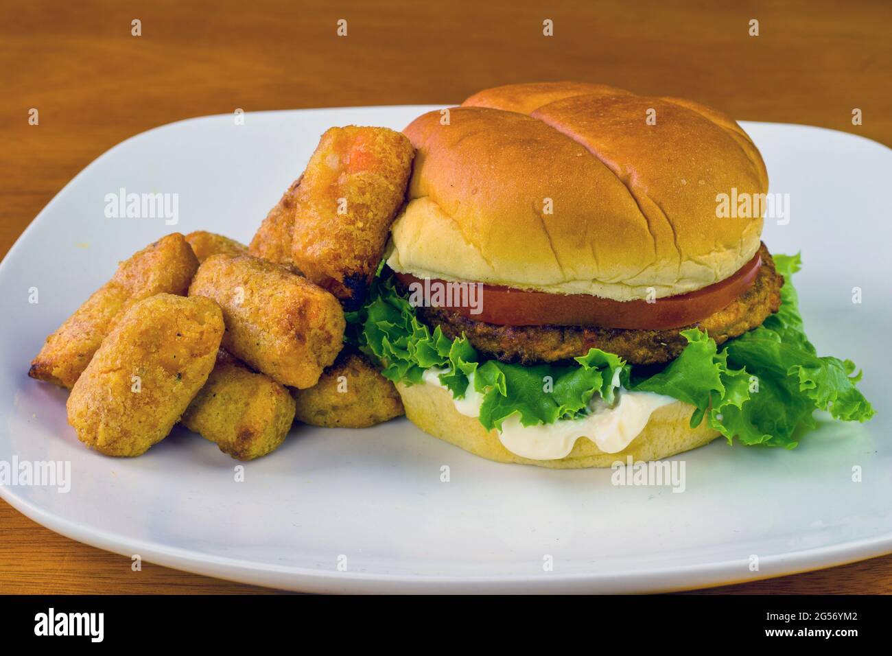 hamburger vegetariano con patate e califlower tot, Foto Stock