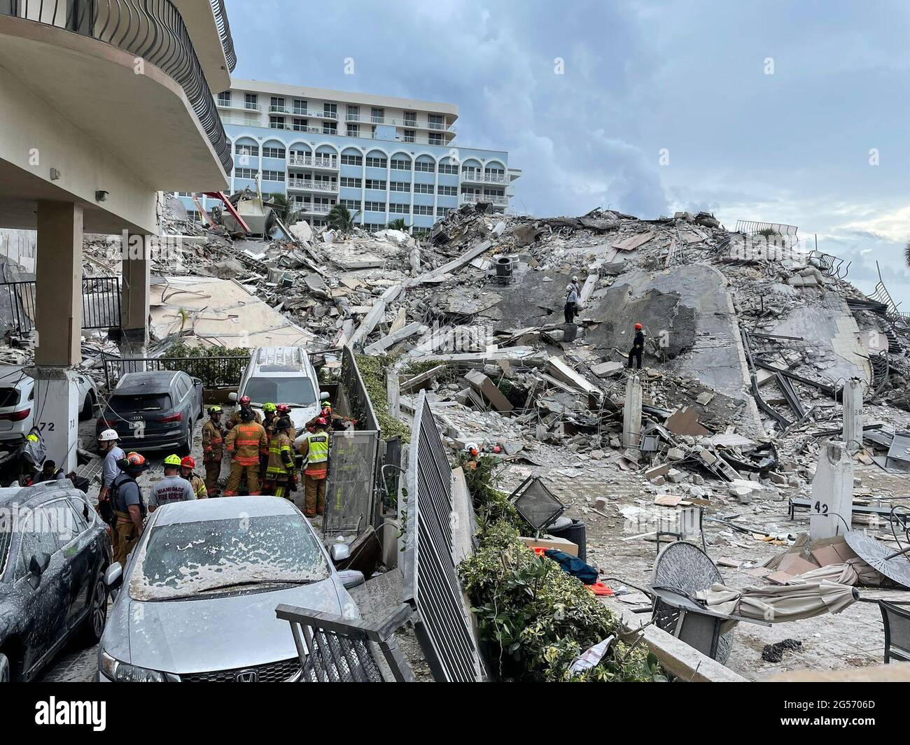 (210625) -- MIAMI-DADE, 25 giugno 2021 (Xinhua) -- Foto rilasciata dal Miami-Dade Fire Rescue il 25 giugno 2021 mostra i primi soccorritori che salvano i sopravvissuti da un edificio residenziale parzialmente collassato nella contea di Miami-Dade, Florida, Stati Uniti. Almeno quattro persone sono state confermate morte, mentre il numero dei dispersi è aumentato a 159 dopo un edificio residenziale a 12 piani parzialmente crollato all'inizio di giovedì nella contea di Miami-Dade nel sud-est dello stato della Florida, i media locali hanno riferito venerdì. (Soccorso/consegna fuoco Miami-Dade via Xinhua) Foto Stock