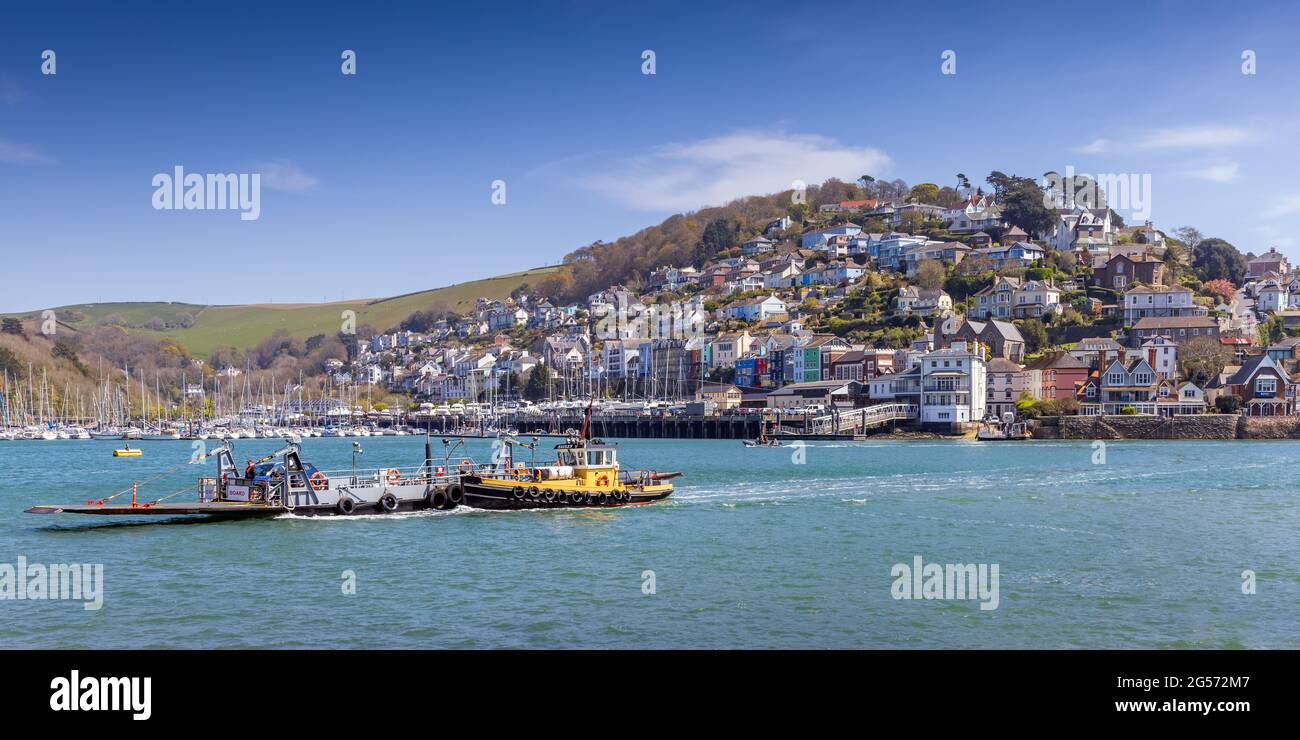 Il traghetto da Dartmouth a Kingswear per auto più bassa che attraversa il fiume Dart, con il pittoresco villaggio di Kingswear sullo sfondo. Foto Stock