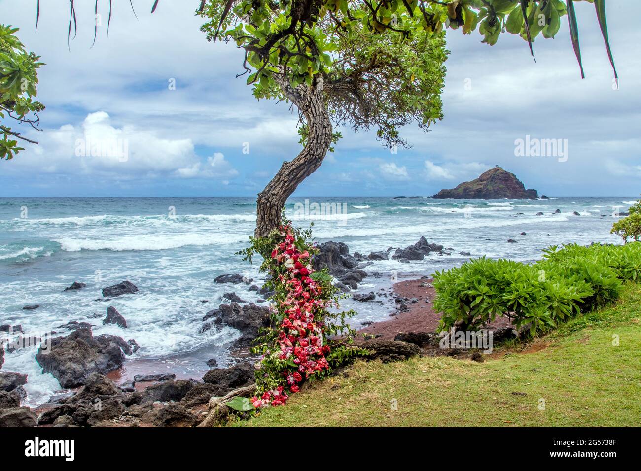 Road to Hana: Spiaggia di Kōkī con vista sull'isola di 'Ālau in lontananza; Maui, Hawaii Foto Stock