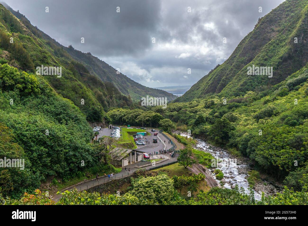 Vista della Valle di Iao vicino a Wailuku a Maui Ovest, Hawaii. La lussureggiante foresta pluviale intorno a questo parco statale è la seconda posizione più wettest delle Hawaii Foto Stock