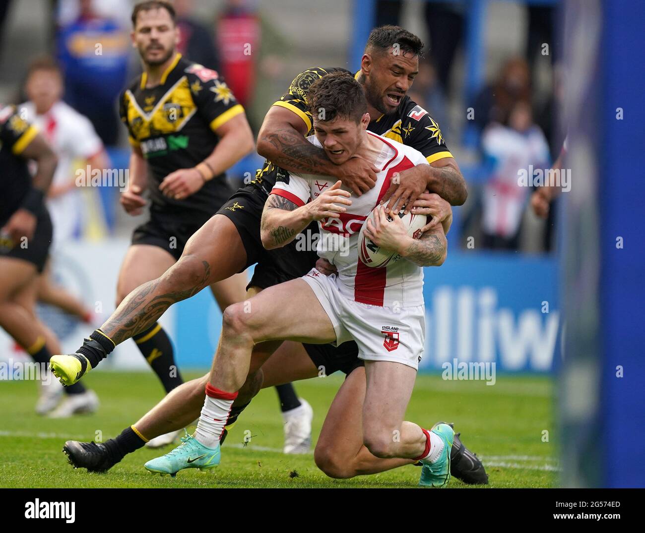 L'inglese John Bateman (a destra) è combattuto dal combinato Nations All Stars' Ken Edwards, con conseguente infortunio appare espulso durante la partita all'Halliwell Jones Stadium, Warrington. Data immagine: Venerdì 25 giugno 2021. Foto Stock