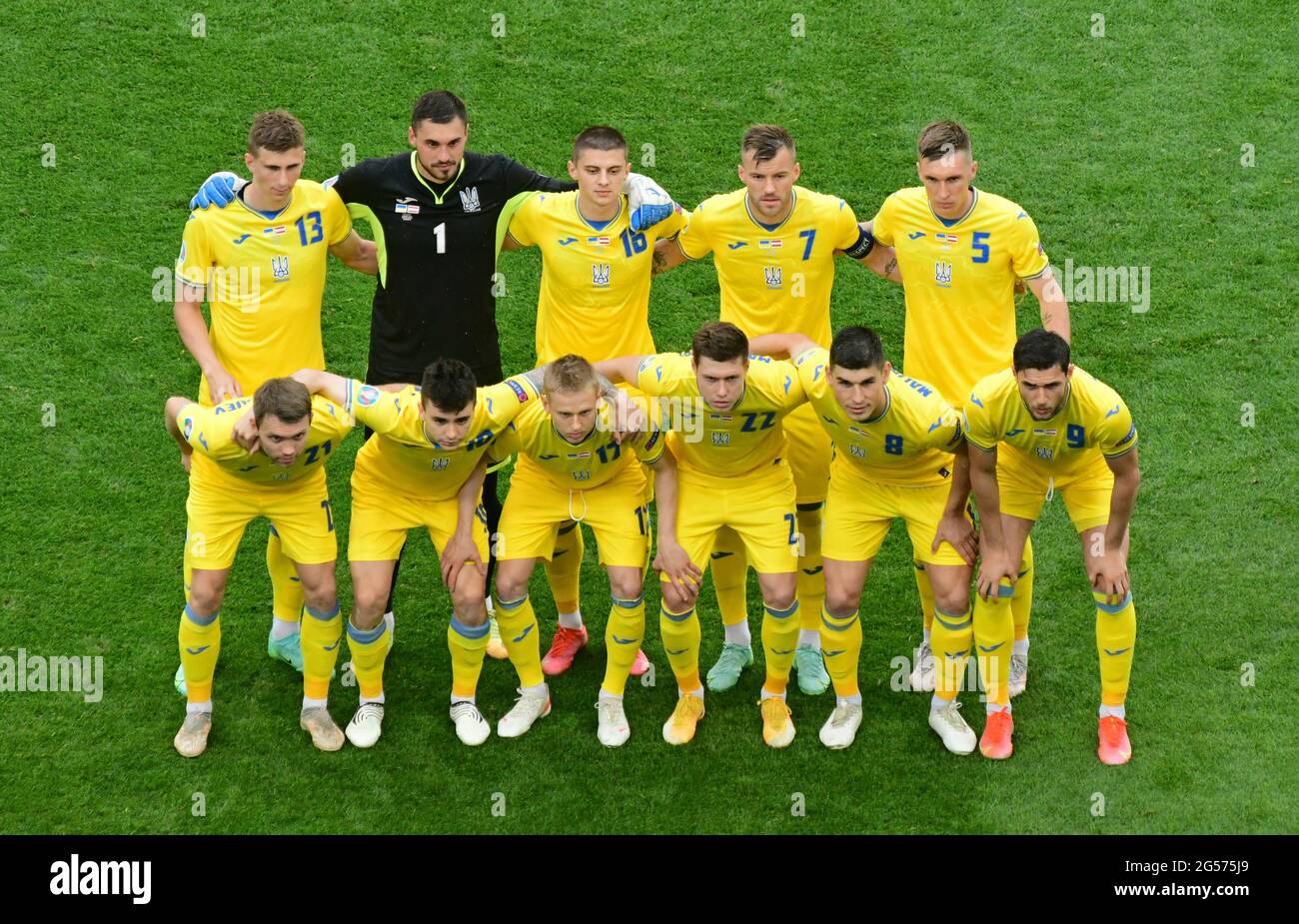 BUCAREST, ROMANIA - 21 GIUGNO 2021: I giocatori della nazionale di calcio  Ucraina si mettono in posa per una foto di gruppo prima della partita UEFA  EURO 2020 contro l'Austria alla National