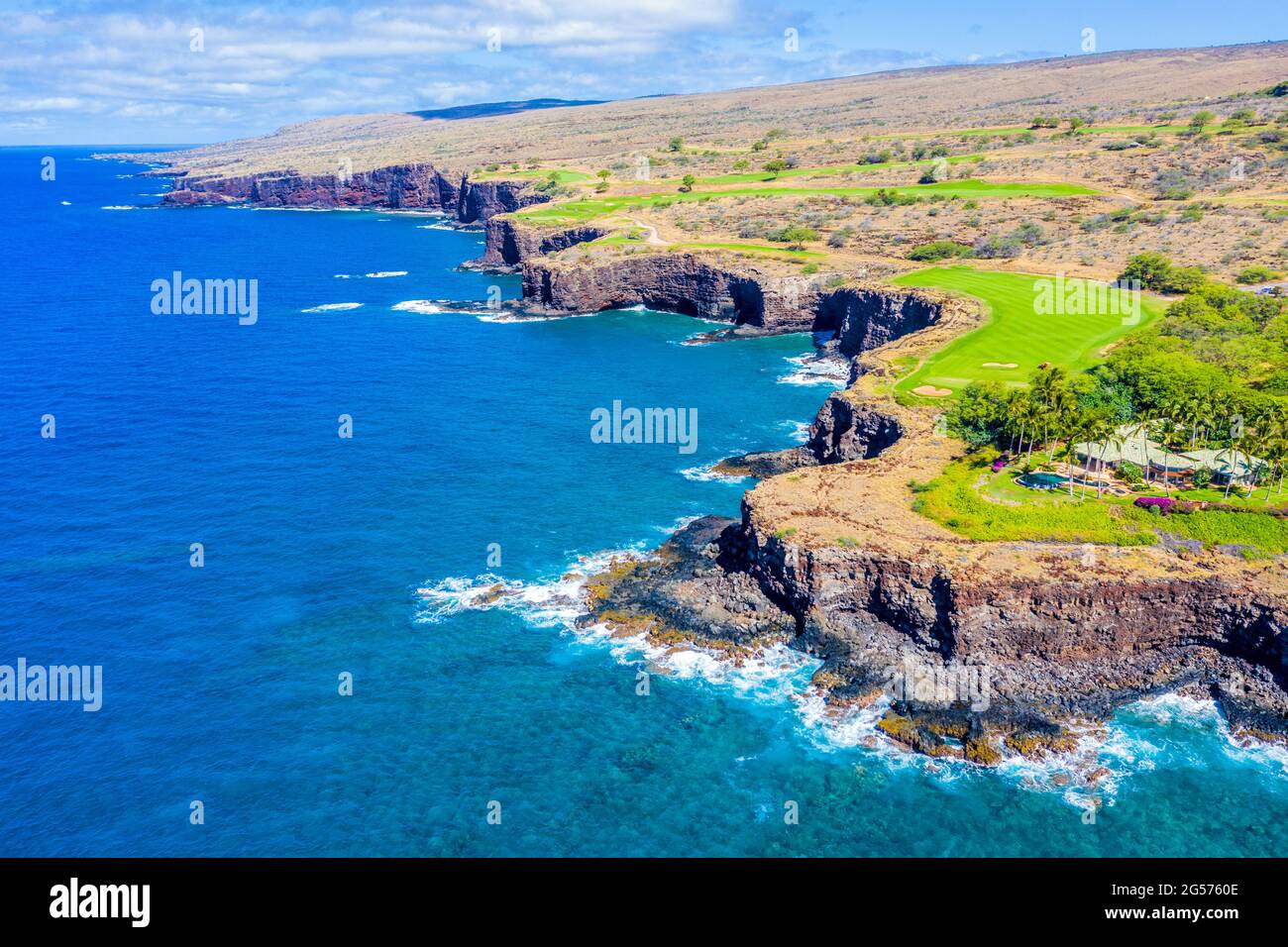 Vista aerea di Lanai, Hawaii guardando ad ovest la scogliera rocciosa che confina con l'Oceano Pacifico Foto Stock