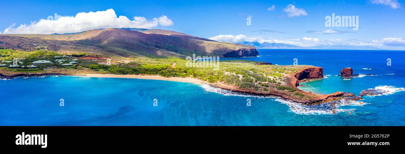 Vista panoramica aerea di Lanai, Hawaii, con la Baia di Hulopo'e e la spiaggia, Sweetheart Rock (pu'u Pehe), Shark's Bay e le montagne di Maui Foto Stock