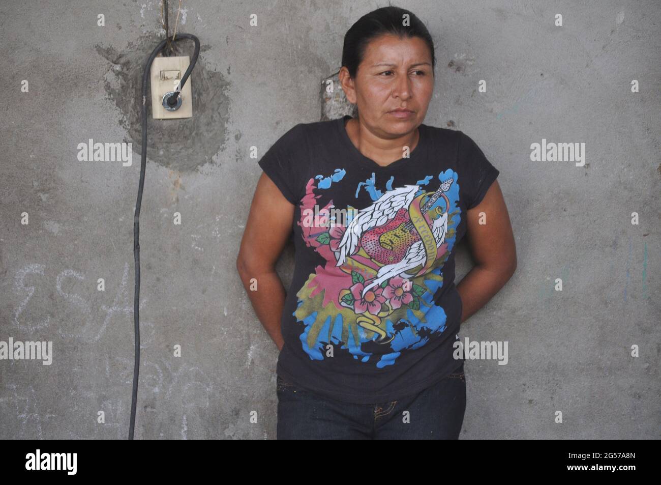 Una giovane donna centroamericana attende nel rifugio Hermanos en el Camino, Chahuites, Oaxaca, Messico Foto Stock