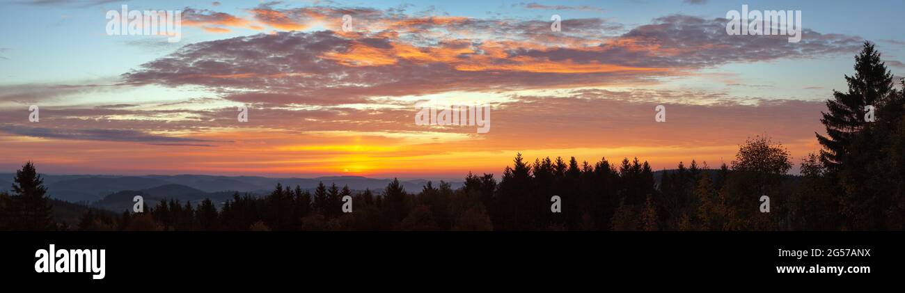 La sera, vista del tramonto sul bellissimo cielo con le nuvole rosse da Altopiano boemo e moravo Foto Stock