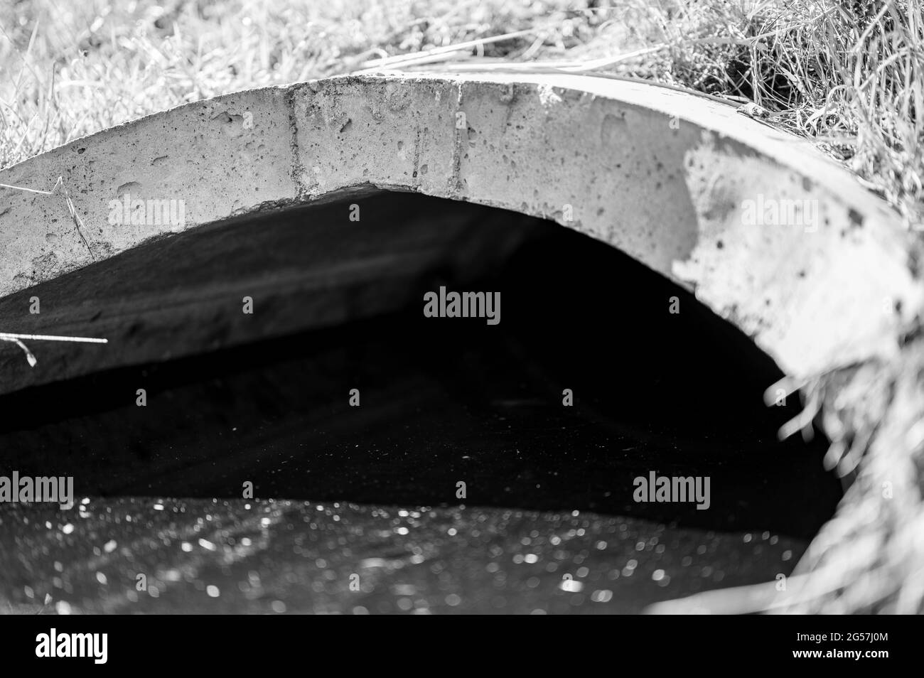 fognatura in calcestruzzo a piena capacità con deflusso di acque meteoriche contaminate da stincatura Foto Stock