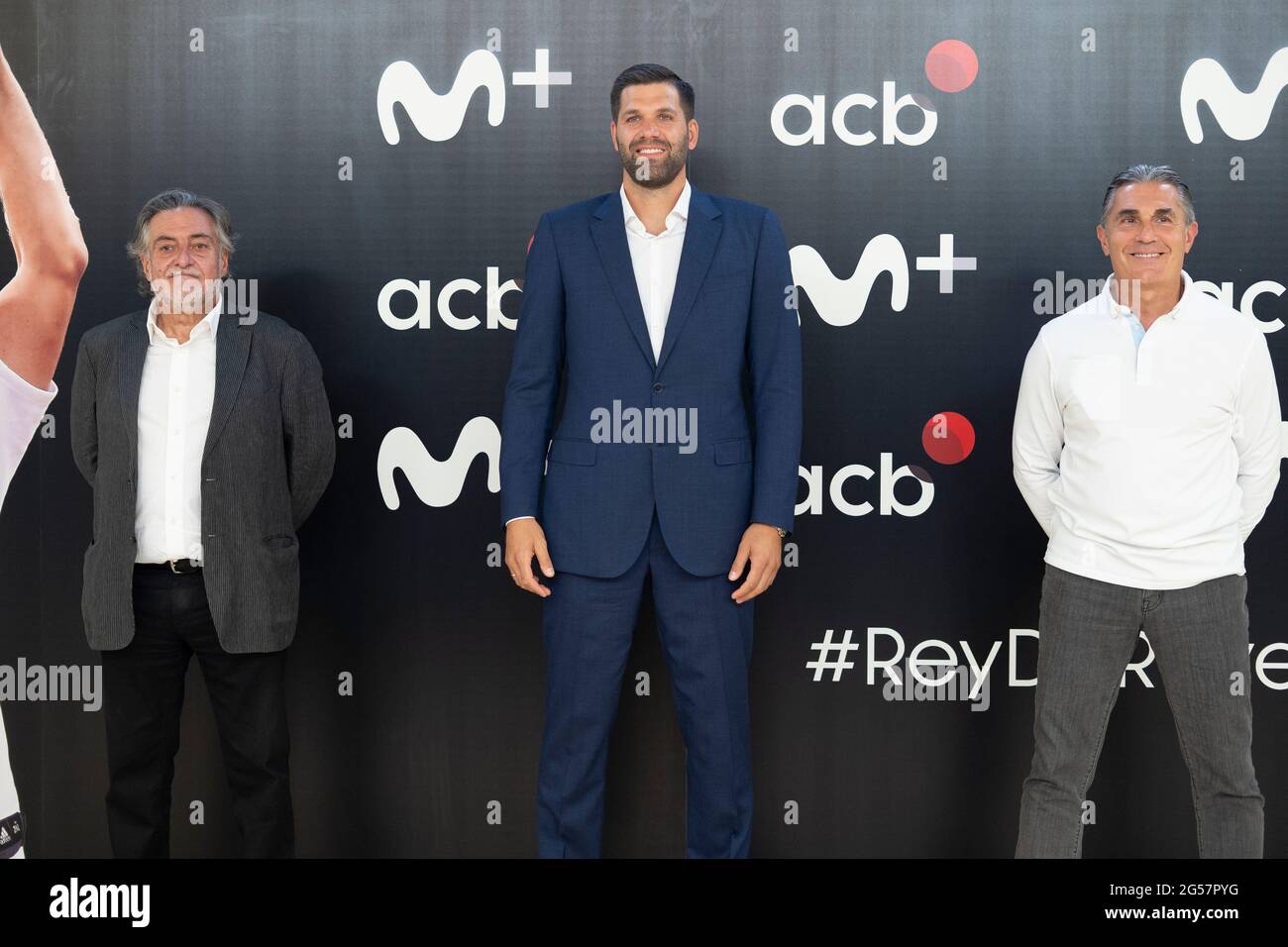 Madrid, Spagna. 25 Giugno 2021. Il giocatore di basket Felipe Reyes, allenatore di basket spagnolo, Sergio Scariolo e l'ex allenatore Pepu Hernandez sono visti durante l'anteprima di 'Rey de Reyes', un progetto audiovisivo dell'ACB e Movistar intorno alla figura di Felipe Reyes, tenuto presso l'Auditorium di Telef nica a Madrid. (Foto di Atilano Garcia/SOPA Images/Sipa USA) Credit: Sipa USA/Alamy Live News Foto Stock