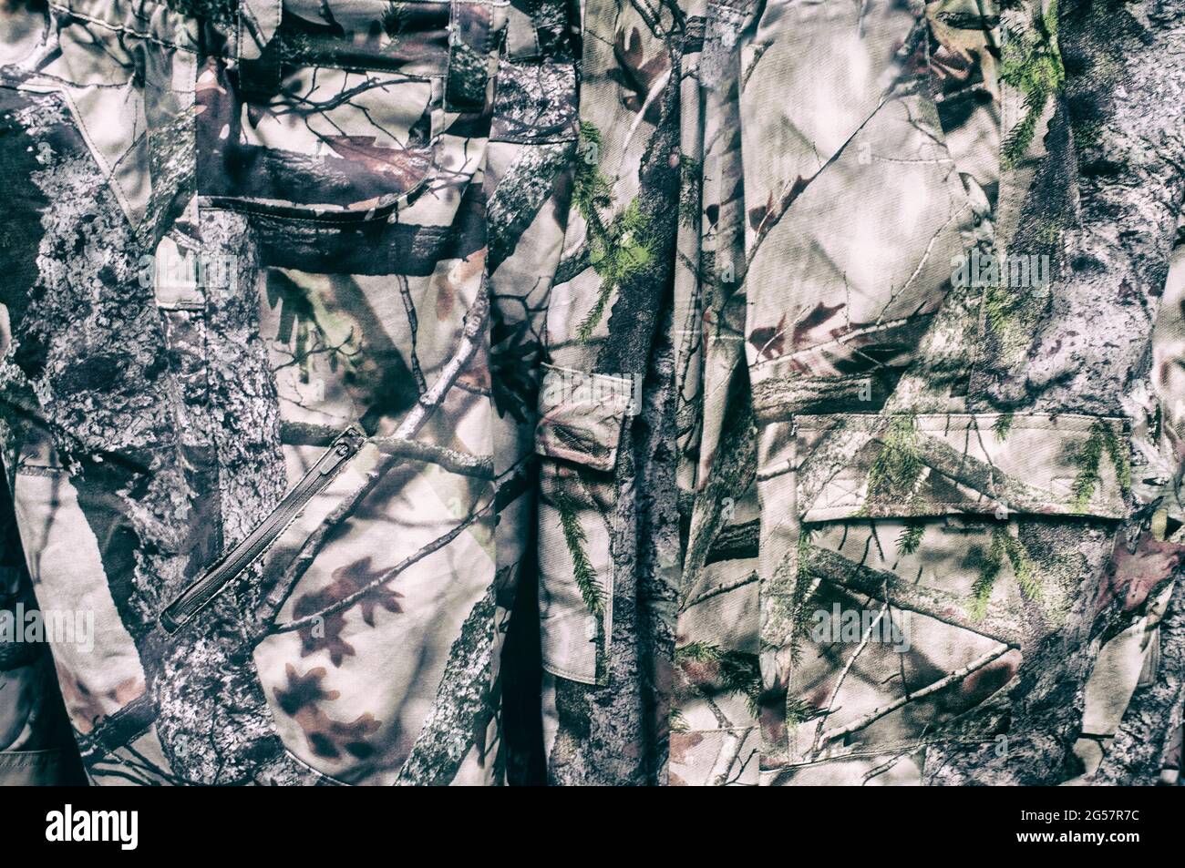 Oggetti in tessuto camouflage. Attrezzatura da caccia e vestiti Foto Stock