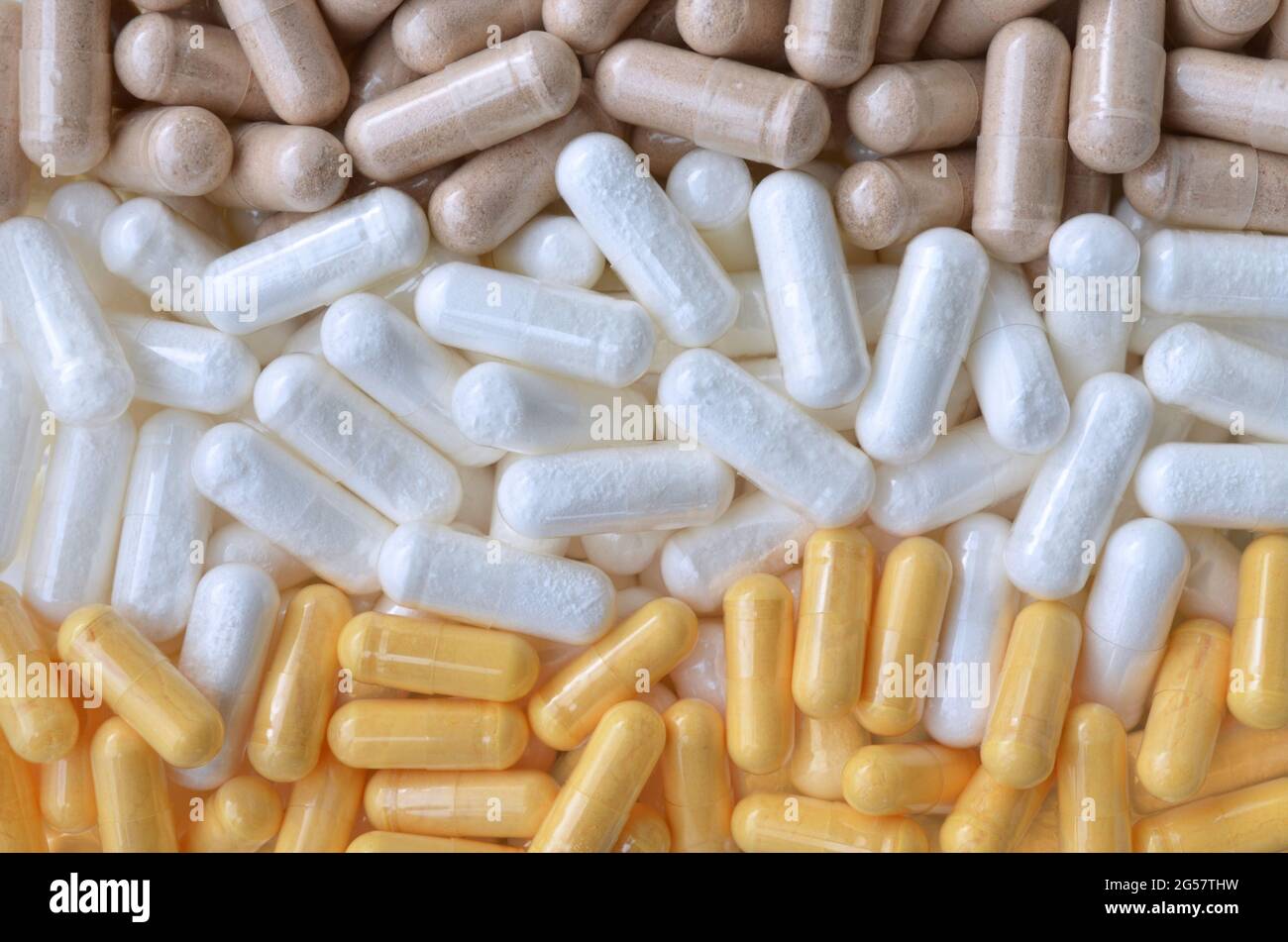 Varie vitamine e integratori alimentari in capsule per la salute e l'immunità come sfondo, vista dall'alto. Trattamento e longevità. Foto Stock