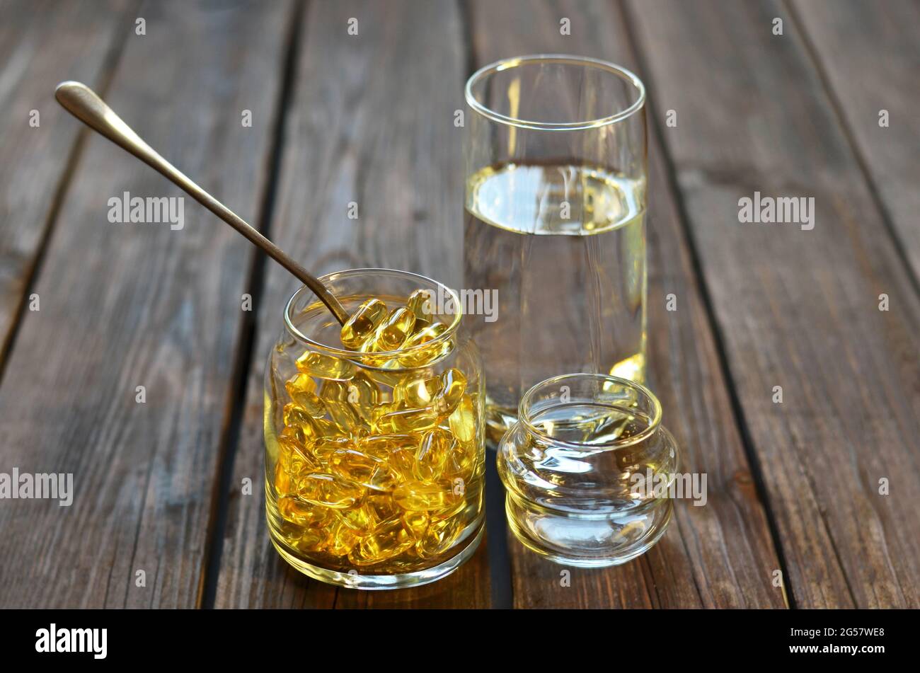 La vitamina e sotto forma di capsule gialle di gelatina è un antiossidante solubile in grassi. Integratori alimentari per la salute e la longevità. Foto Stock