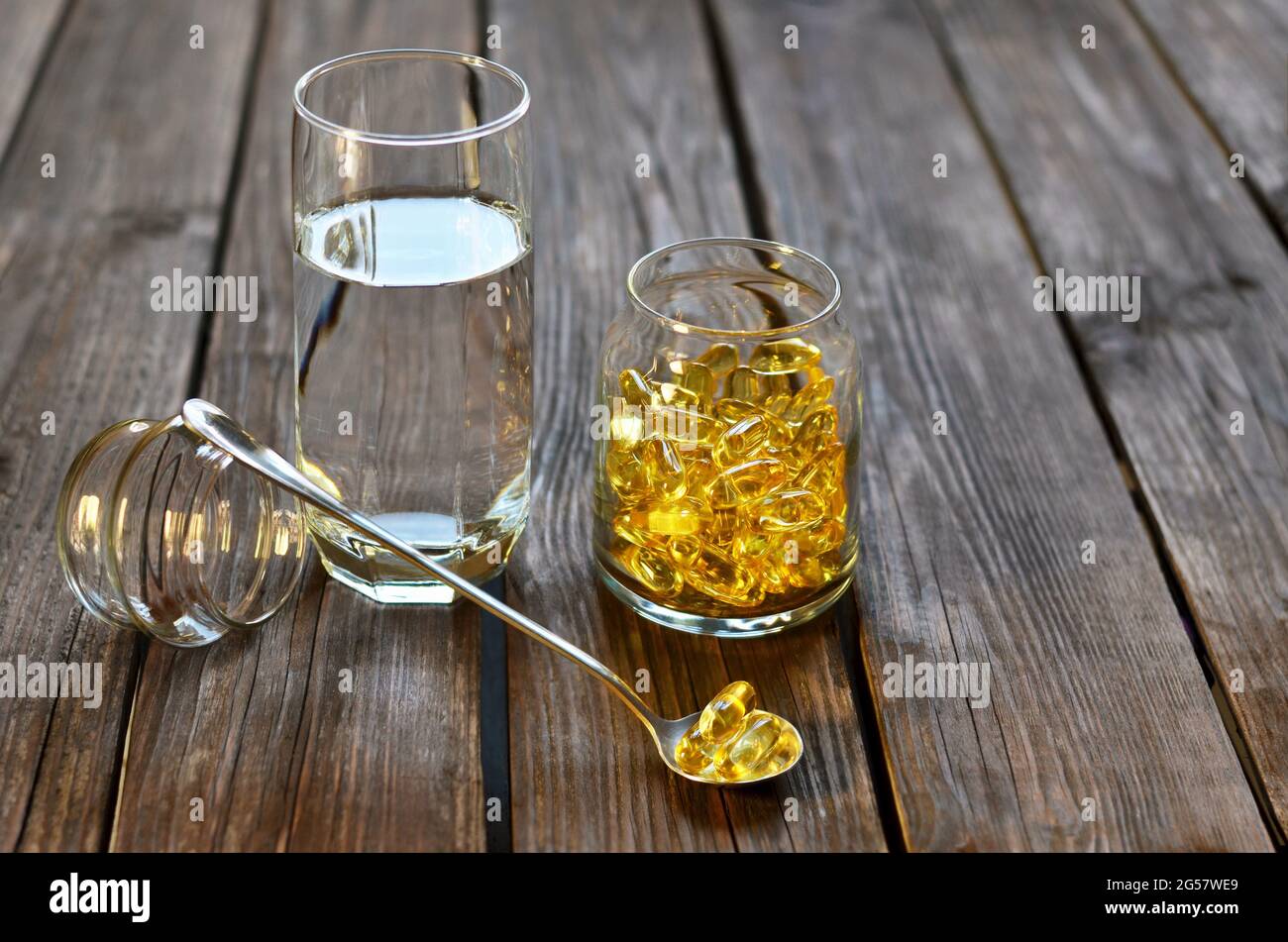 Vitamina D3 anche nota come colecalciferolo sotto forma di capsule di gelatina gialla. Integratori alimentari per la salute e la longevità. Foto Stock