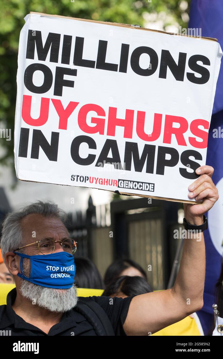 Londra, Regno Unito. 23 Giugno 2021. Gli attivisti del Tibet libero e i membri delle comunità di Hong Kong, Tibetane e Uyghur tengono un rally di fronte a Downing Street come parte di una giornata d'azione globale per protestare contro i Giochi invernali di Pechino 2022. Gli oratori hanno condannato il Comitato olimpico internazionale (CIO) per l'insistenza che i Giochi invernali di Pechino 2022 dovrebbero essere Passi pure nonostante le violazioni dei diritti umani perpetrate dal governo cinese contro il popolo uiguro e in Tibet, Hong Kong e la Mongolia meridionale e ha invitato il governo britannico e la British Olympic Association a boicottare i giochi. Credito: Mark Ker Foto Stock