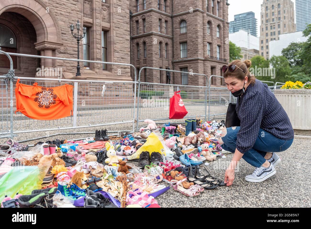 Un memoriale ai bambini indigeni vittime del sistema scolastico residenziale è visto nel Queen's Park (sede della legge dell'Ontario). Questo noi Foto Stock