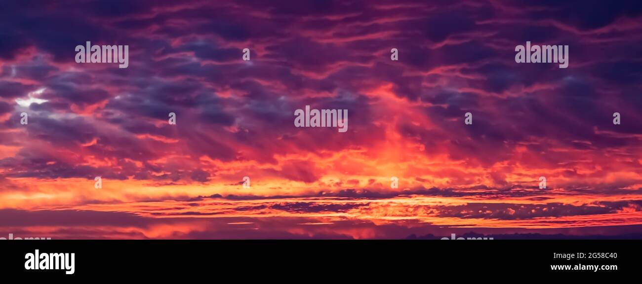 fiery rosso arancio e viola drammatico tramonto Foto Stock