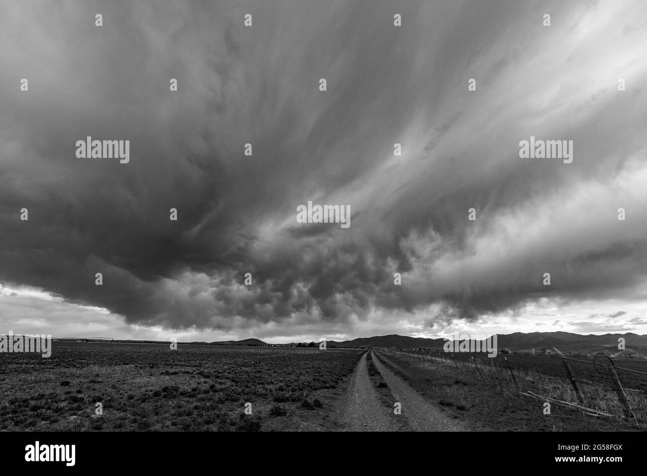 USA, Idaho, Bellevue, Stormy cielo su strada fattoria vicino Sun Valley Foto Stock