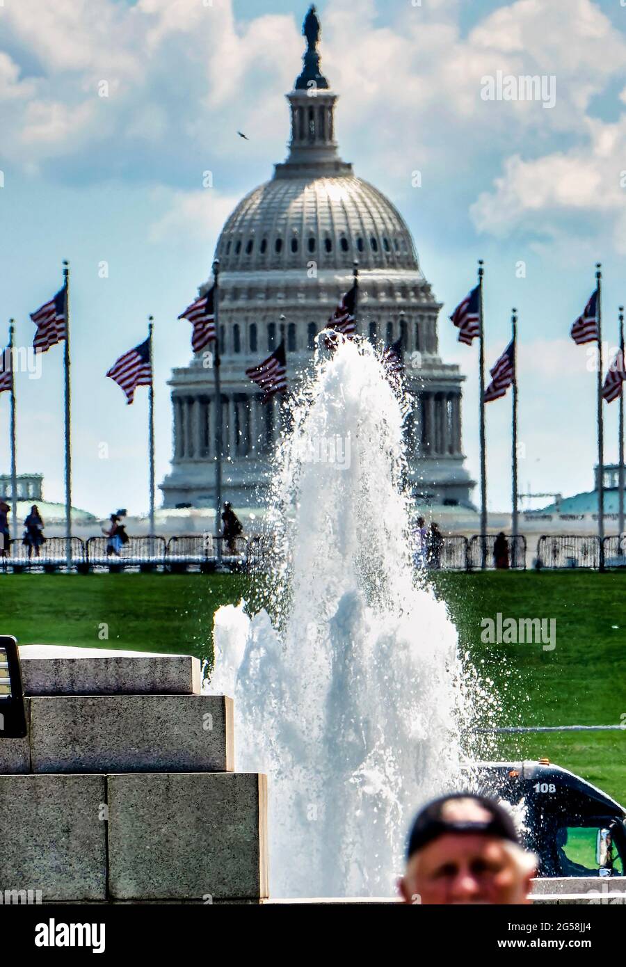 La fontana al Monumento commemorativo della seconda Guerra Mondiale con il Campidoglio degli Stati Uniti sullo sfondo a Washington DC Foto Stock