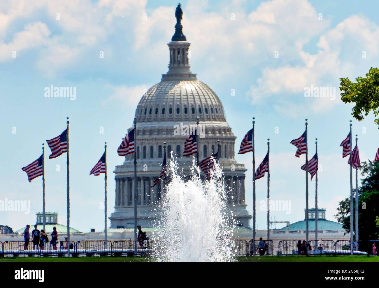 La fontana al Monumento commemorativo della seconda Guerra Mondiale con il Campidoglio degli Stati Uniti sullo sfondo a Washington DC Foto Stock