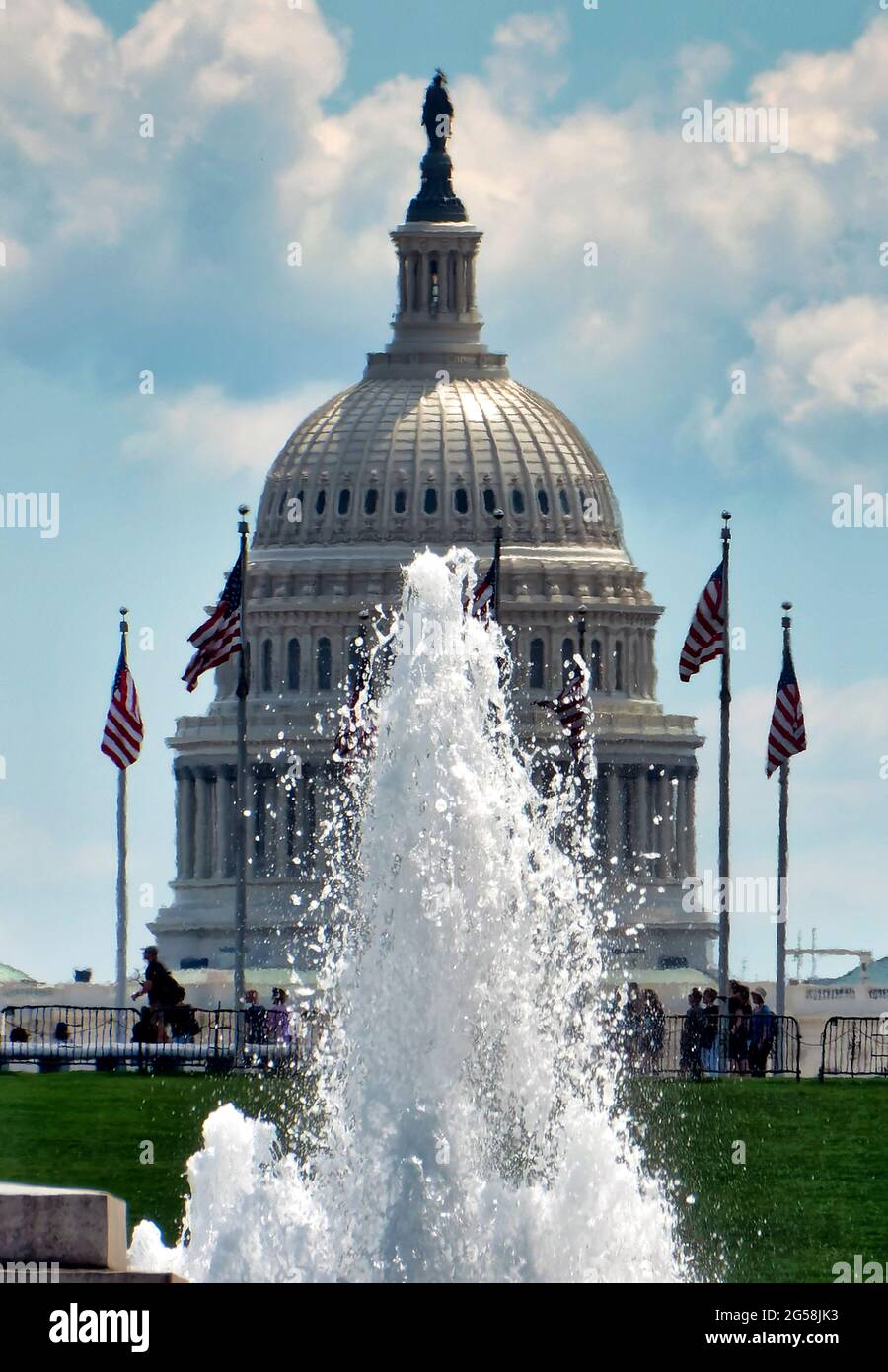 La fontana al Monumento commemorativo della seconda Guerra Mondiale con il Campidoglio degli Stati Uniti sullo sfondo a Washington DC Foto Stock