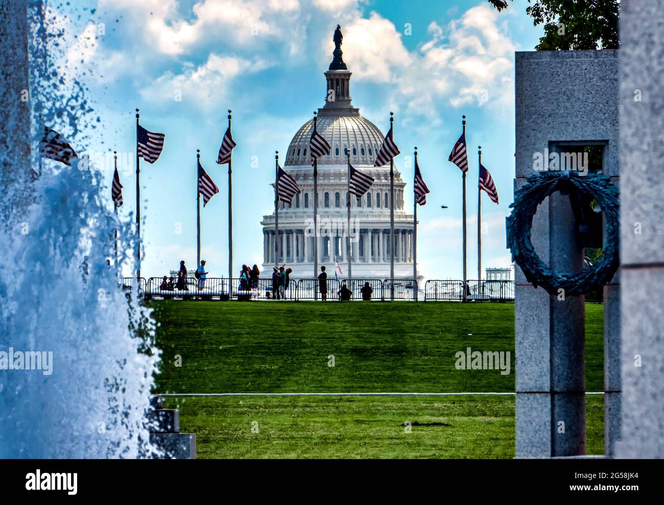 La fontana al Monumento commemorativo della seconda Guerra Mondiale con il Campidoglio degli Stati Uniti sullo sfondo a Washington DC Foto Stock