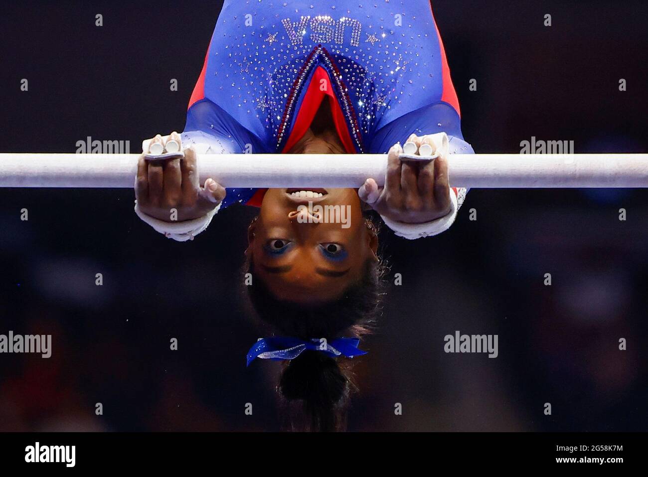 Simone Biles si esibisce sulle barre irregolari mentre compete ai trials olimpici di ginnastica delle donne degli Stati Uniti a St Louis, Missouri, Stati Uniti 25 giugno 2021. REUTERS/Lindsey Wasson Foto Stock