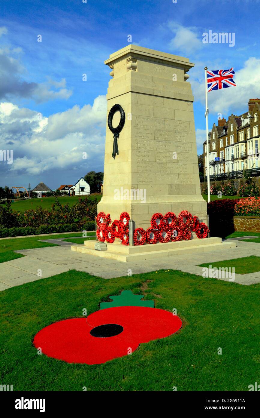 Memoriale di guerra, memoriali, corone, papaveri, Union Jack Flag, Remembrance, Esplanade Gardens, Hunstanton, Norfolk, Inghilterra, REGNO UNITO Foto Stock