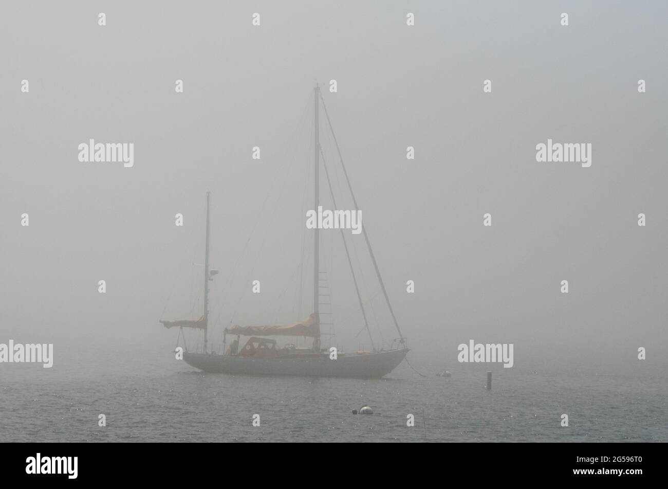 Barca in nebbia Foto Stock