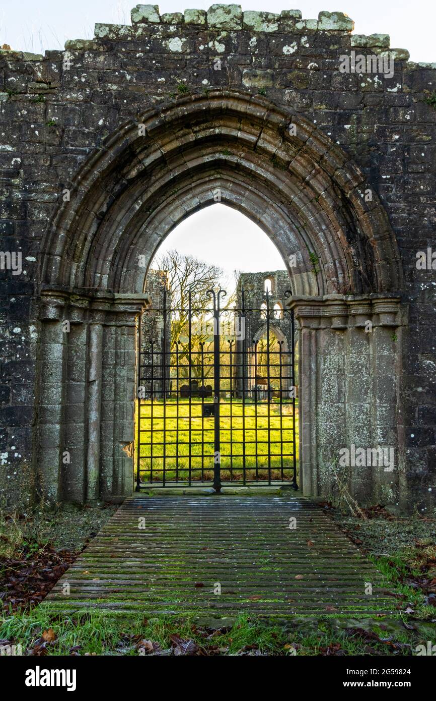 Ingresso ad arco recintato presso l'abbazia di Dudrennan, un'abbazia medievale a Dumfries e Galloway, Scozia Foto Stock