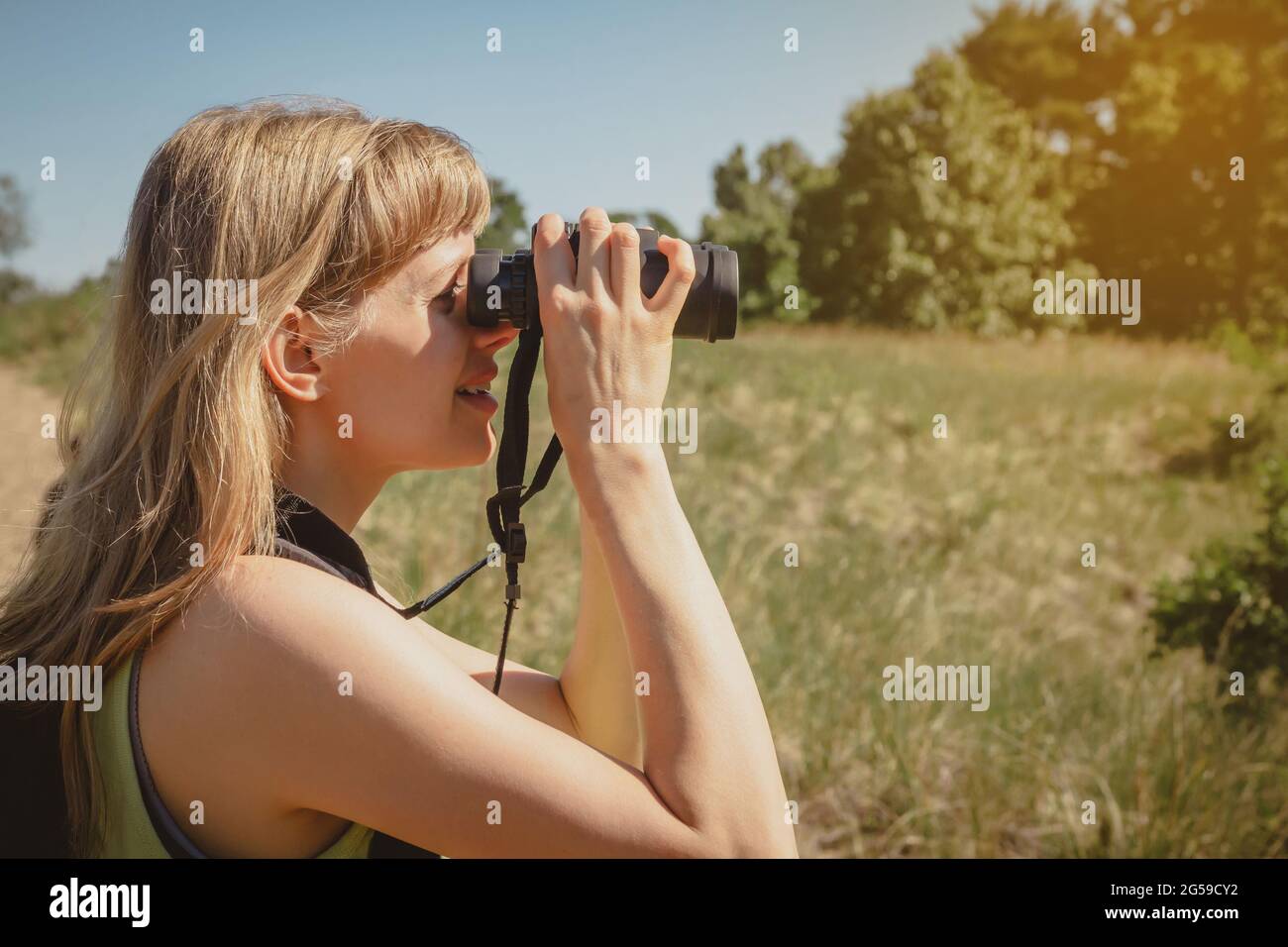 Birdwatching giovane donna con binocoli all'Indiana Dunes state Park. Foto Stock