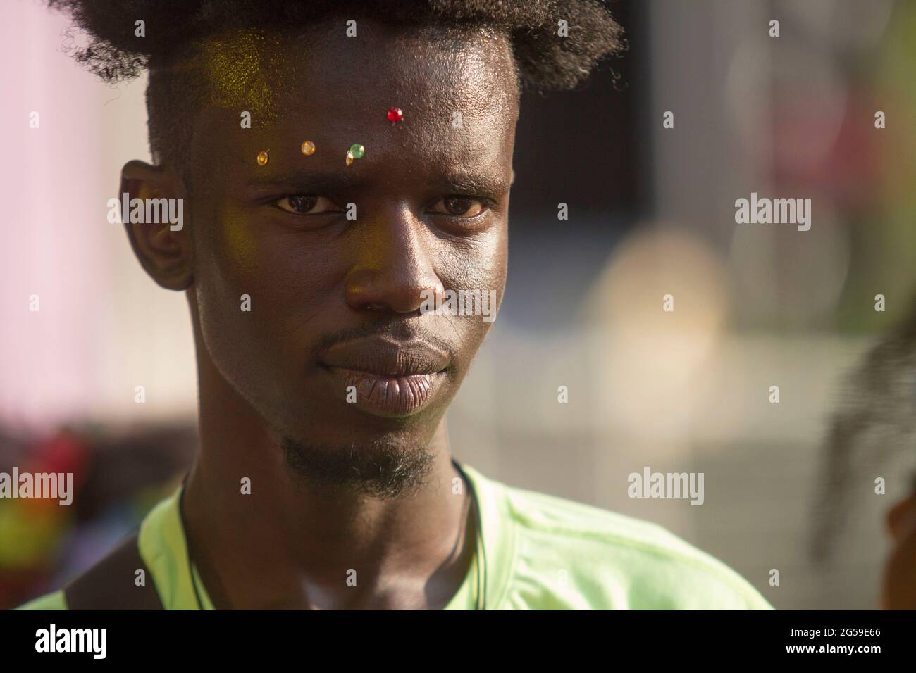 ritratto di un uomo nero durante il festival dell'orgoglio di montreal Foto Stock