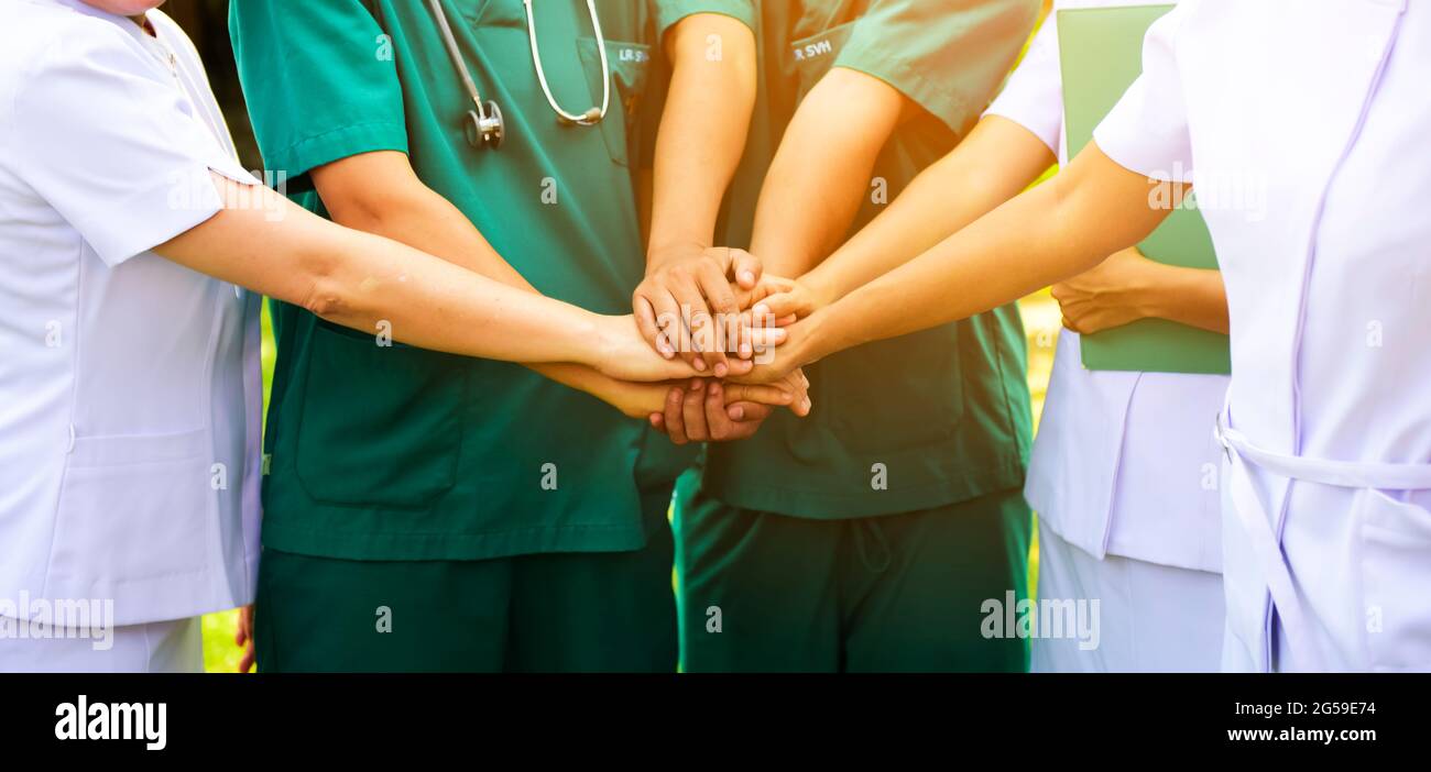 Chirurgo medico persone handshaking.Medici e infermieri in un team medico impilando handsCross processing e Split tono instragramma come processo. Foto Stock