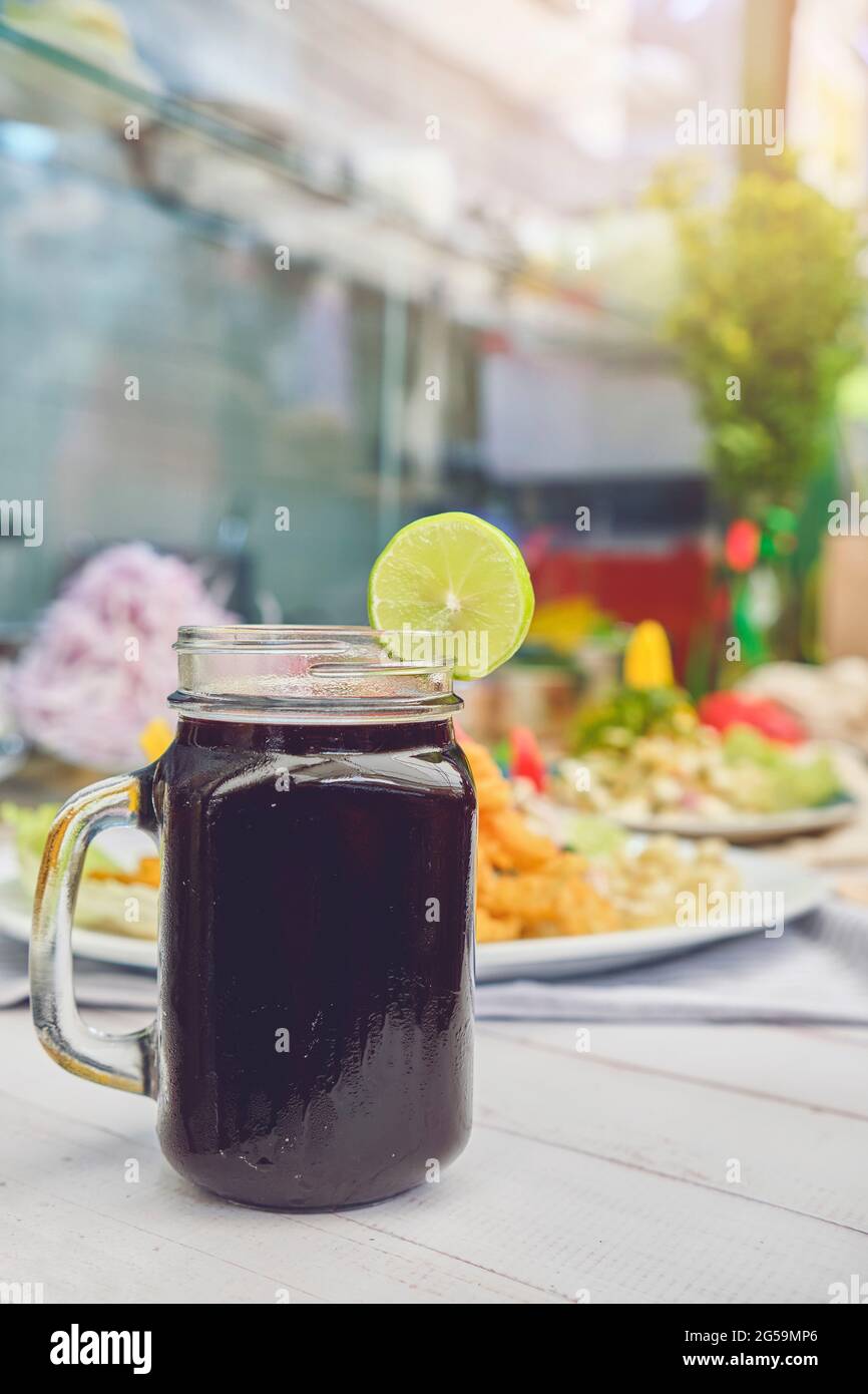 Tipico succo fresco peruviano 'chicha morada'. Messa a fuoco selettiva Foto Stock