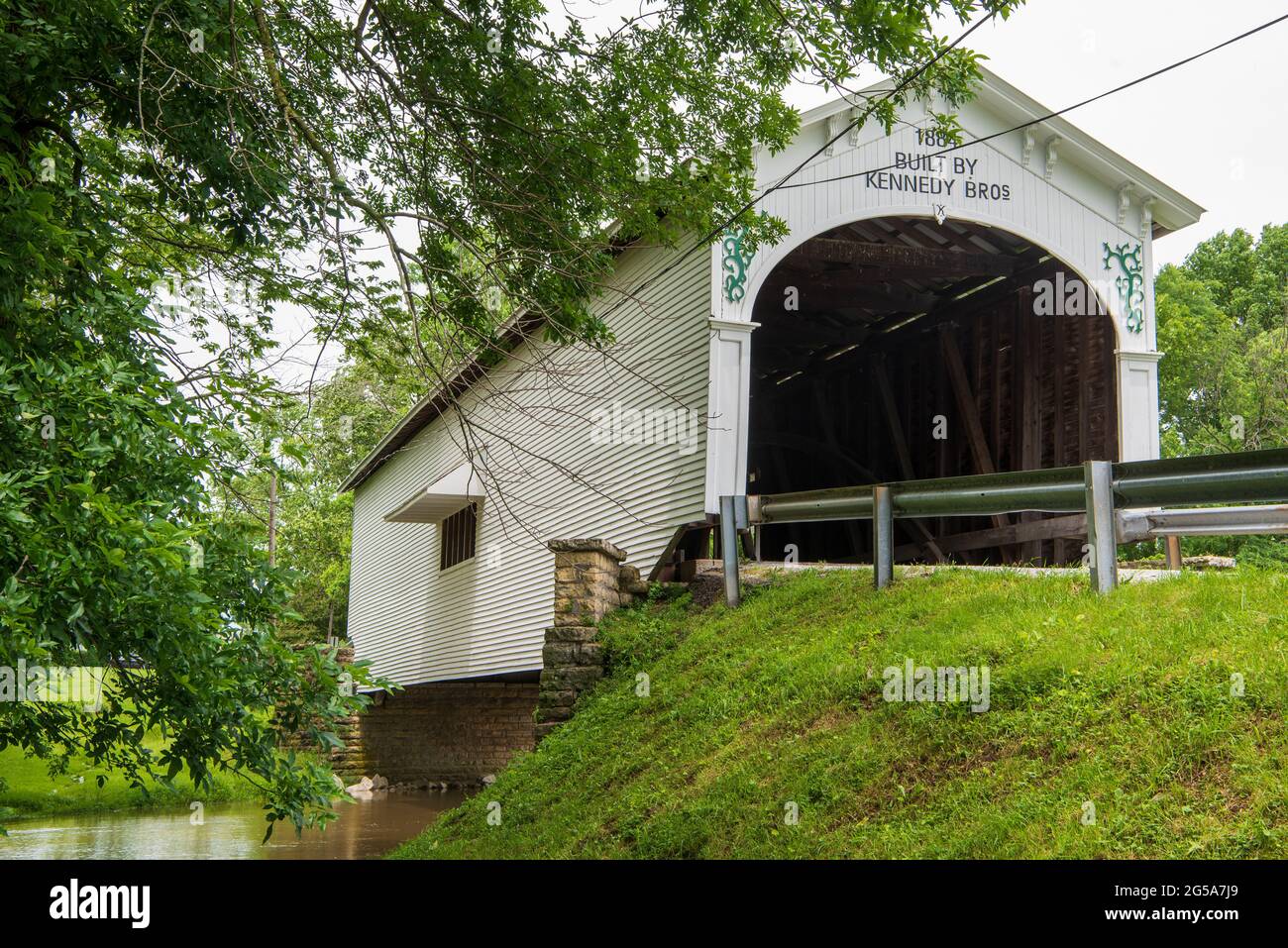 Attraversando il fiume Little Blue nella contea di Rush, Indiana, Offutt's Ford Covered Bridge è stato costruito nel 1884 da Kennedy Bros. I costrutti a capriate ad arco Burr Foto Stock